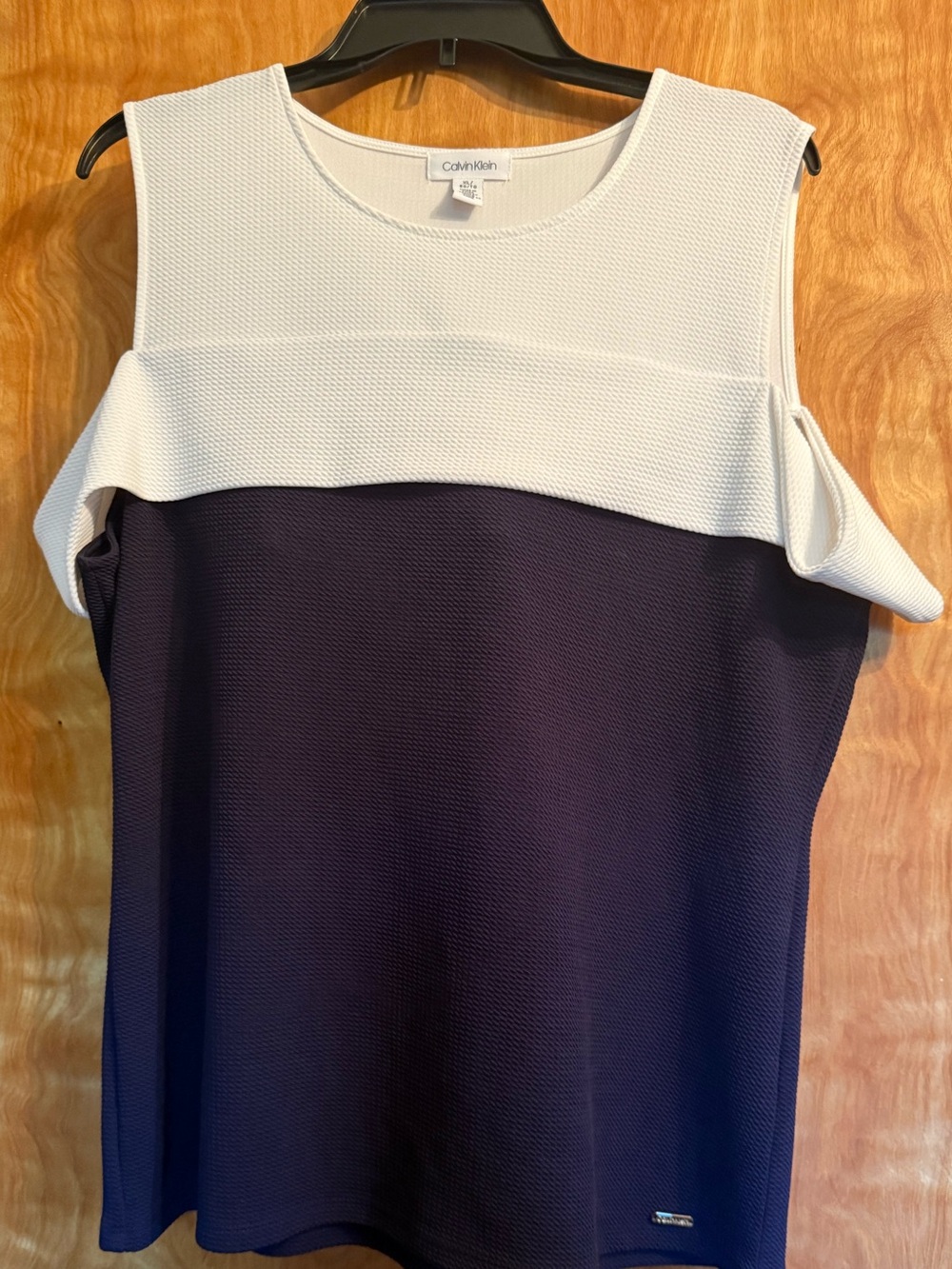 Calvin Klein Colorblock Cold-Shoulder Shell - White & black XL